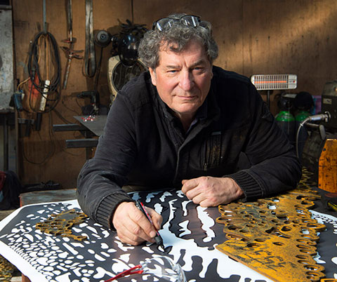 Marco Käller in werkplaats Marco Käller aan het werk met een cortenstalen beeld.