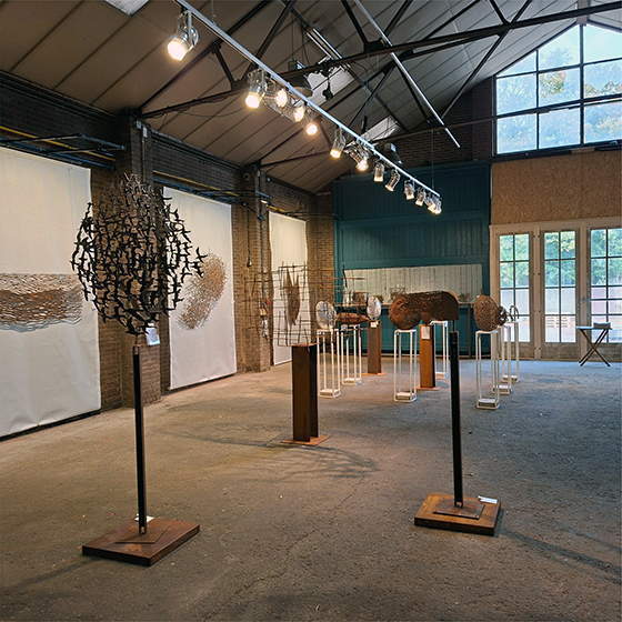 Expositie van cortenstalen beelden.