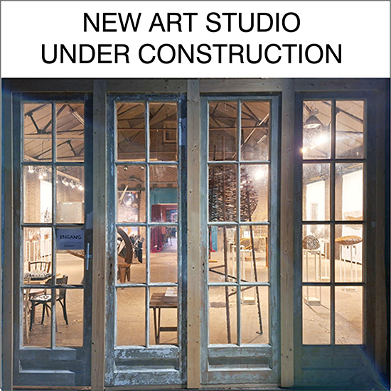 Foto van de voorpui met daarachter cortentstalen beelden. Boven de foto staat de tekst New Art Studio Under Construction.