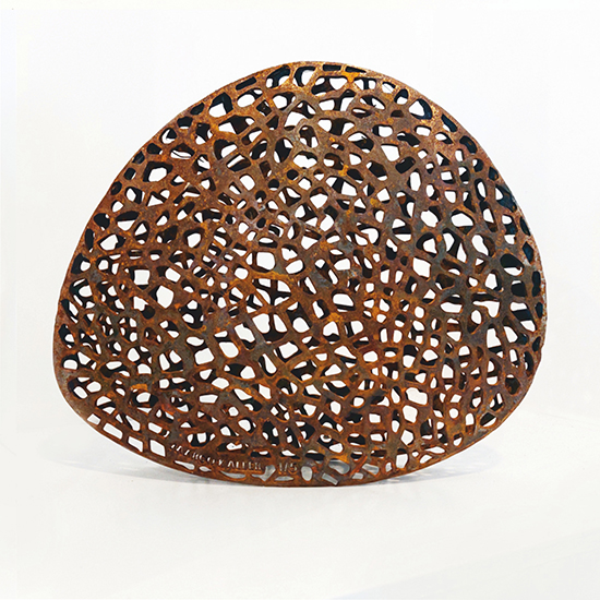 Organische cortenstalen beeld met uitsparingen die doen denken aan vormen uit de zee.