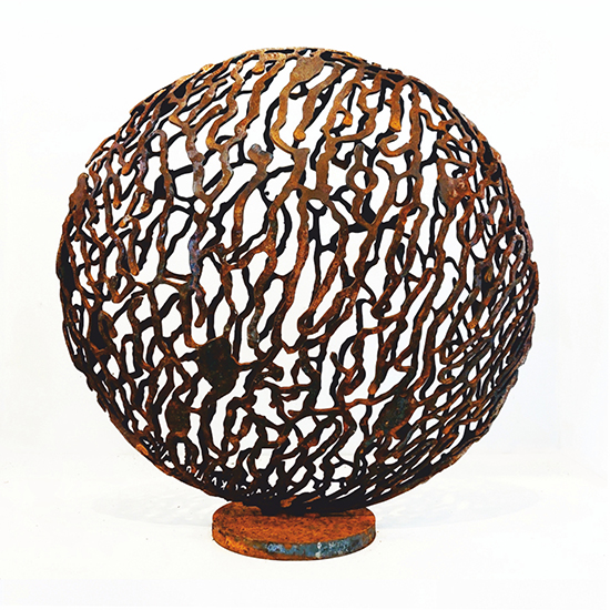 Rondvormige cortenstalen beeld met organische uitsparingen die doen denken aan vormen uit de zee.