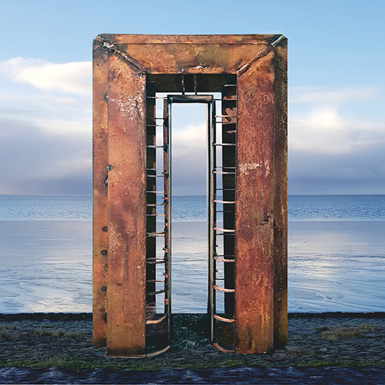 Cortenstalen beeld in de vorm van een poort, geplaatst aan de waterkant.