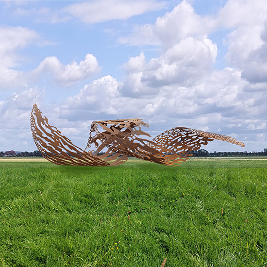 Groot gedraaid cortenstalen beeld met uitsparingen die geïnspireerd zijn op de zee, geplaatst in een weiland.