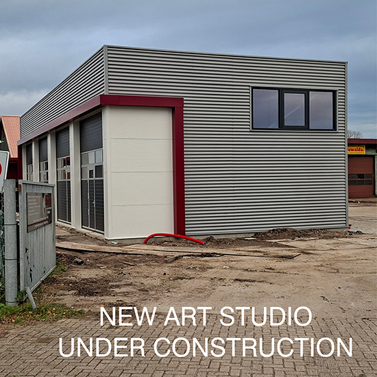 Gebouw met eronder de tekst ' NEW ART STUDIO UNDER CONSTRUCTION'
